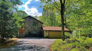 215 Eastwood Dr, Shohola, PA 18458-2840