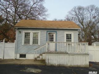 221 Dare Rd, Selden, NY 11784-1405