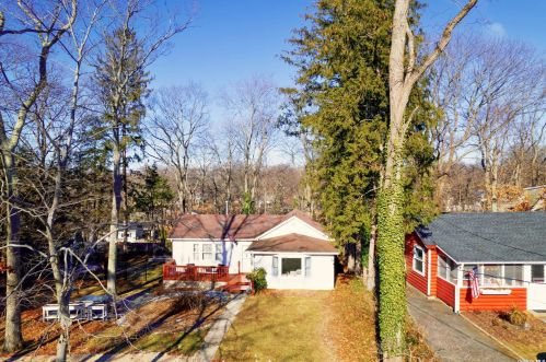 107 Upton Dr, Scotts Beach, NY 11789-2048