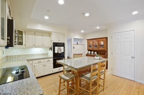 4 Millay Ct, Teaneck NJ  07666-6465 exterior