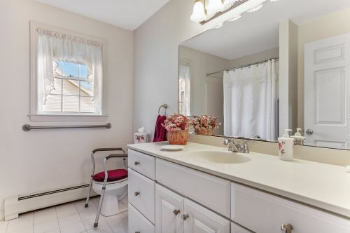 24 Briallia Cir, Newmarket NH  03857-2194 exterior