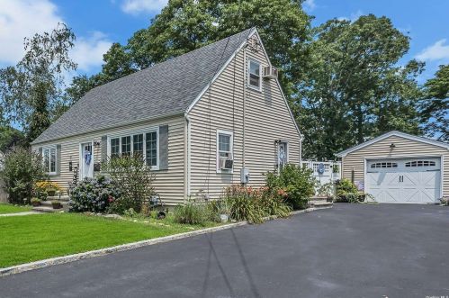 31 Howells Rd, Bayshore, NY 11706-6517