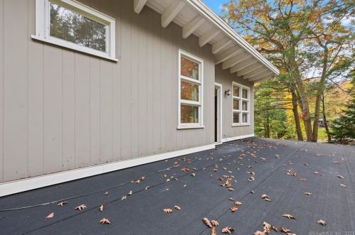 38 Hemlock Trl, Bridgeport CT  06611-3343 exterior