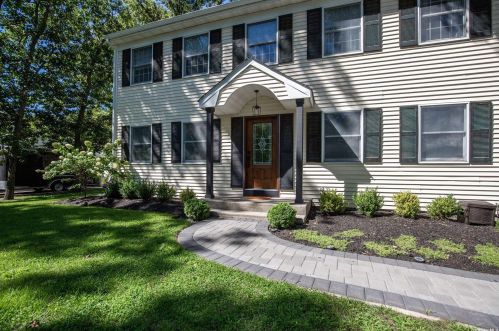 5 Northumberland Dr, Shoreham, NY 11786-2000