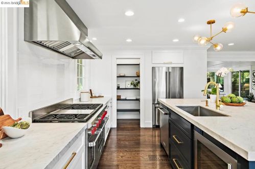 5828 Heron Dr, Oakland CA  94618-2628 exterior