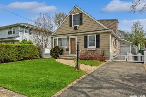 310 Deauville Blvd, Copiague, NY 11726-3001
