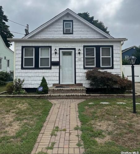 90 Greenwich Ave, Roosevelt, NY 11575-1052