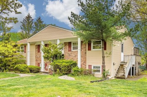 22 Yorkshire Dr, Airmont, NY 10901-7417
