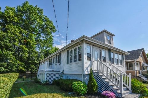 39 Needham St, Dedham, MA 02026-1428