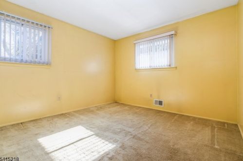 5 Hillside Dr, Clinton NJ 08809-1213 exterior