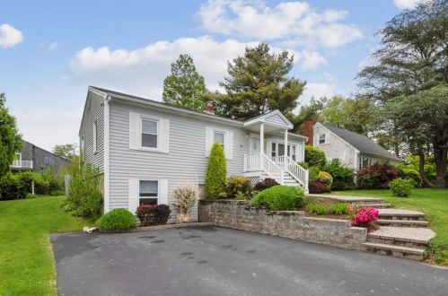 11 Hollywood Ave, South Kingstown, RI 02882-4407