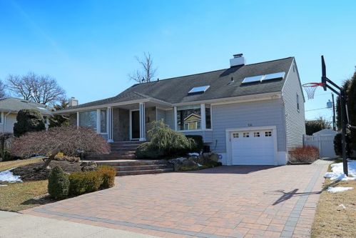 106 Bounty Ln, Muttontown, NY 11753-2243
