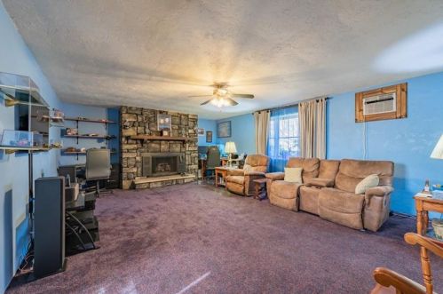 3404 Rose Dr, Glenshaw, PA 15116-1330