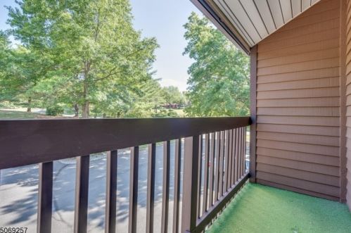 6 Summit Ct, Annandale NJ  08801-1501 exterior