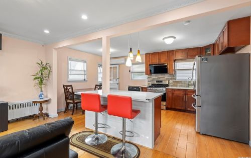 145 3rd St, New Hyde Park, NY 11040-2829