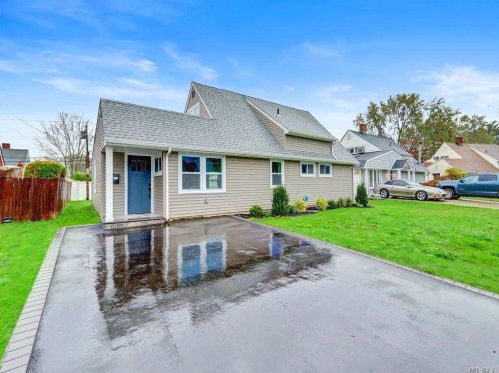 14 College Ln, Westbury, NY 11590-6420
