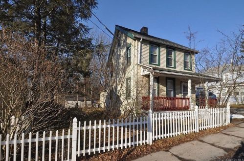 14 Hoffman St, Middletown, NY 10940-5239