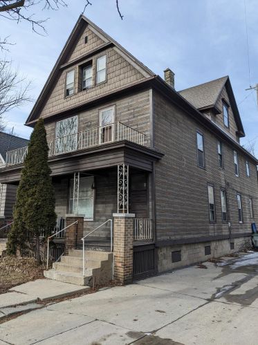512 North Ave, Milwaukee, WI 53212-3149