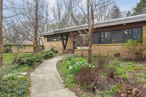 8857 Pelham Pkwy, Milwaukee, WI 53217-1952