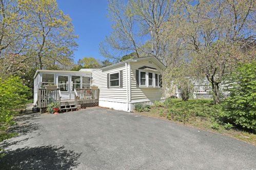 85 Willow Dr, East Quogue, NY 11942-3300