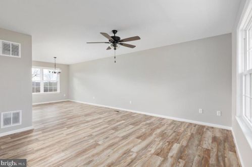 274 Loudoun St, Strasburg, VA 22657-2621