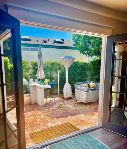 112 Yorktown, Newport Beach CA  92660-6144 exterior