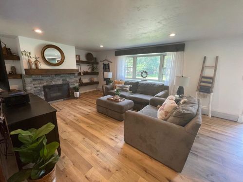 1933 Strawberry Ln, Green Bay, WI 54304-1622