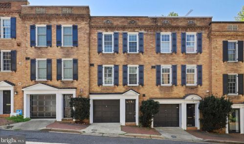 2532 Queen Annes Ln, Washington, DC 20037-2148