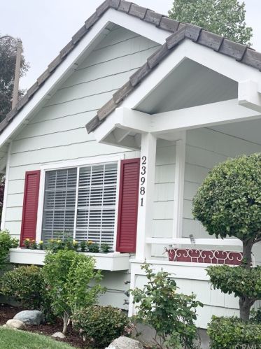 23981 Bennington Dr, Santa Clarita, CA 91354-2608