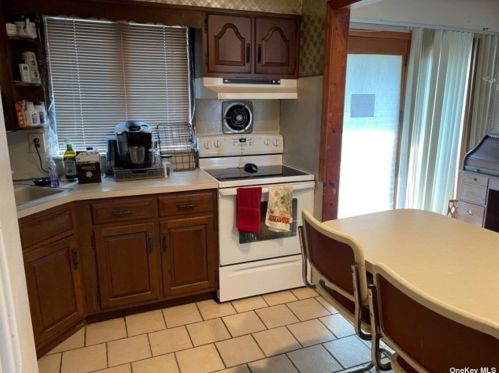 385 Broome Ave, North Lindenhurst NY  11757-3834 exterior