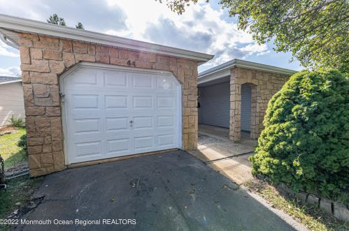 44 Dekker Ct, Bricktown, NJ 08724-2435