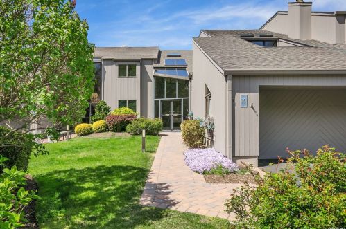 16 Harbour Point Dr, Northport, NY 11768-1568