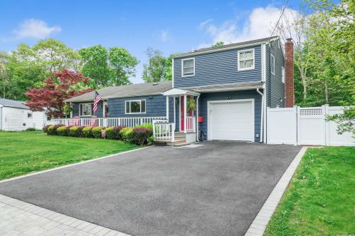 8 Barrow Pl, Blue Point, NY 11715-1138