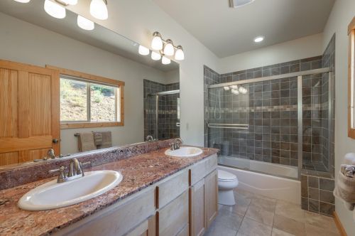 11550 Rhineland Ave, Truckee CA 96161-7070 exterior