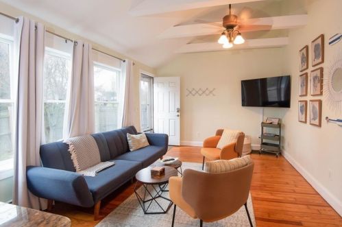 391 Aquidneck Ave, Middletown, RI 02842-5616