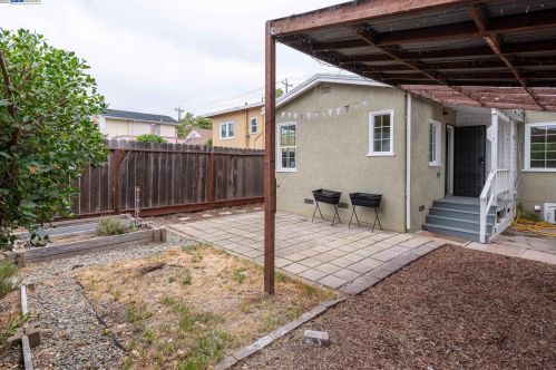 1451 Havenscourt Blvd, Oakland CA  94621-3627 exterior
