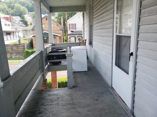 515 8th St, Glassport, PA 15045-1512