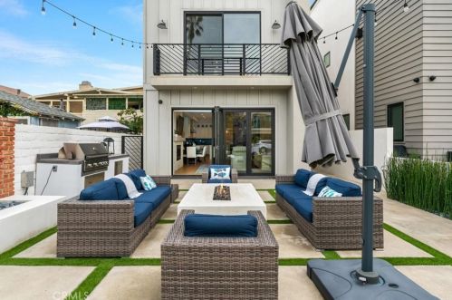 1004 Huntington St, Huntington Beach, CA 92648-4399