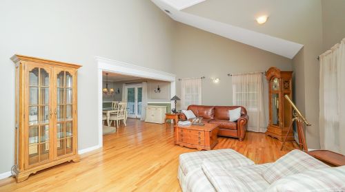 18 Drew Dr, Eastport NY  11941-1335 exterior