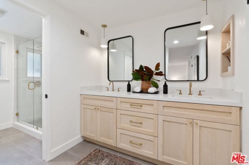 27041 Esward Dr, Calabasas CA  91301-2322 exterior