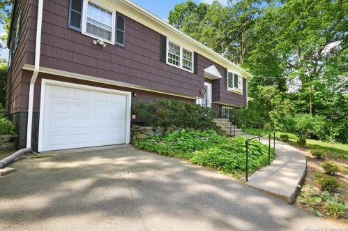 159 Brooklawn Dr, Milford, CT 06460-2806