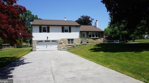 67 Jean Ave, Southampton, PA 18966-1527