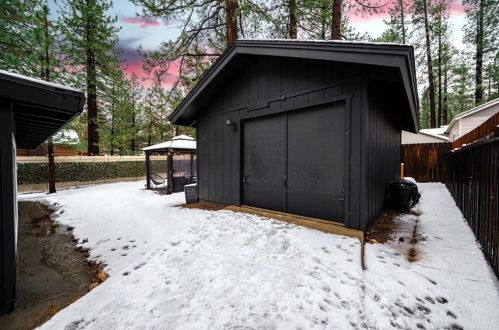 328 Sherwood Blvd, Big Bear City CA  92314 exterior