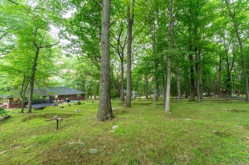 4 Hillside Ter, Airmont NY  10901-2105 exterior