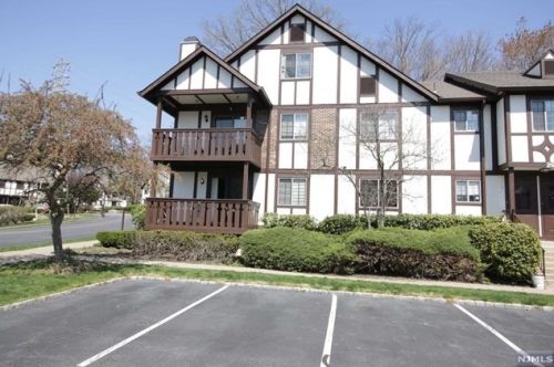 2904 Mark Twain Way, Mahwah NJ  07430-3429 exterior