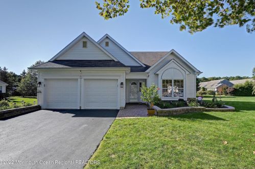 11 Schoolhouse Ln, Lakewood, NJ 08701-5759