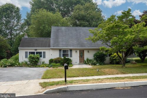 6 Hillcrest Dr, Downingtown, PA 19335-1918