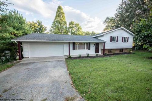 906 Briarwood St, Morgantown, WV 26505-2610