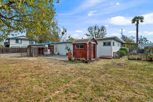 1233 Gloria Dr, Santa Rosa CA 95407-7483 exterior