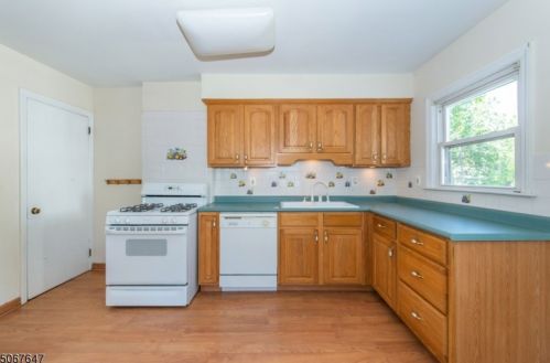 16 Irving Ter, Bloomfield NJ  07003-3811 exterior